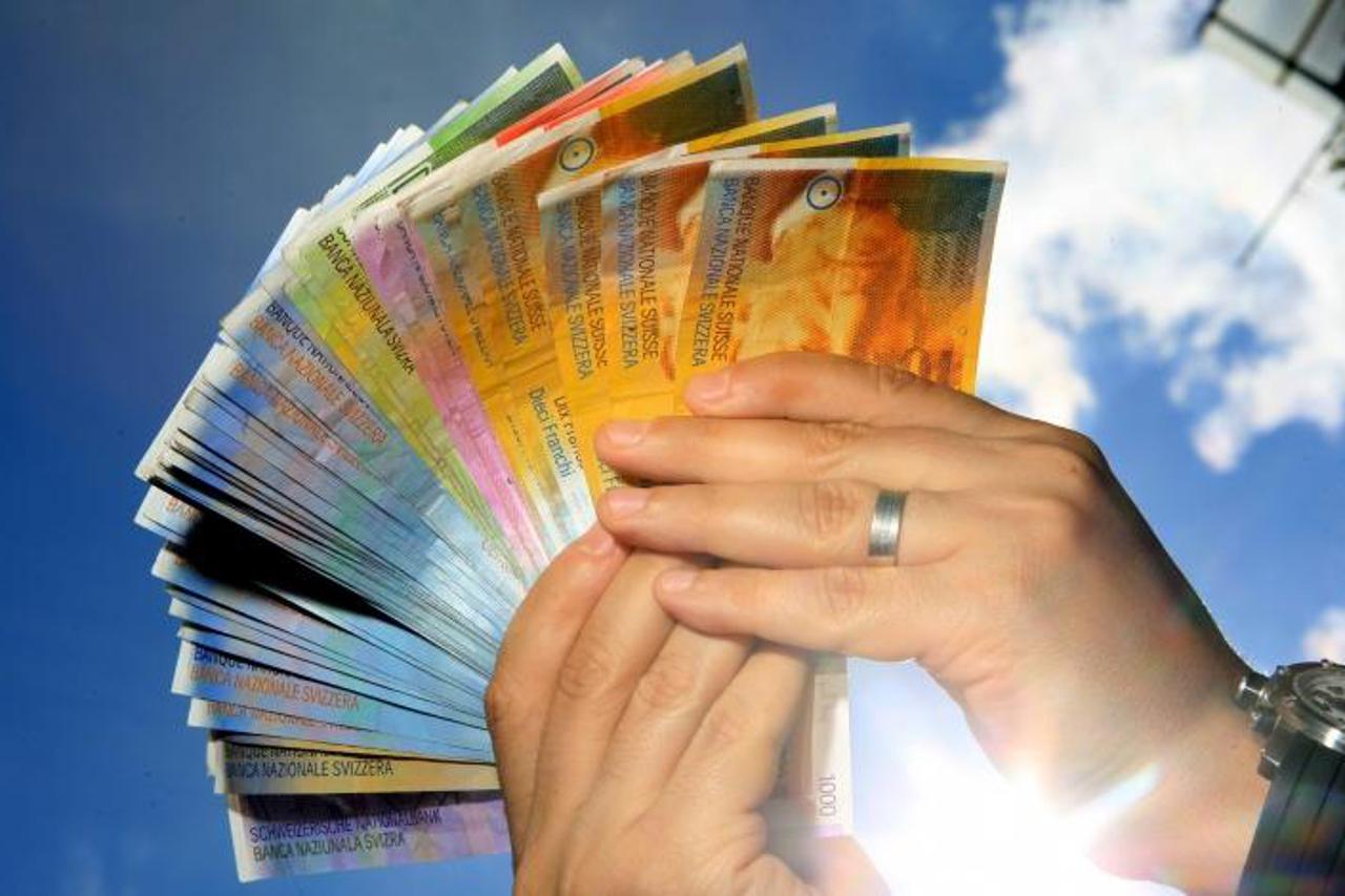 '09.08.2001. Zagreb- Svicarski franak zbog krize na financijskom trzistu i dalje nastavlja rasti. Ocekuje se da bi vrlo brzo mogao probiti psiholosku granicu od 7 kuna. Ilustracija.  Photo: Boris Scit