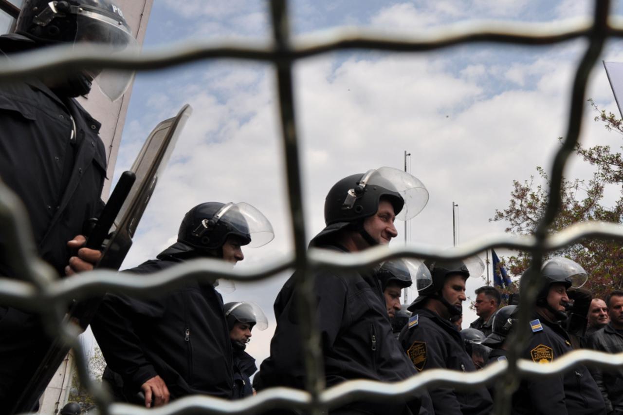 'bih...sarajevo...policija, prosvjed ispred vlade'