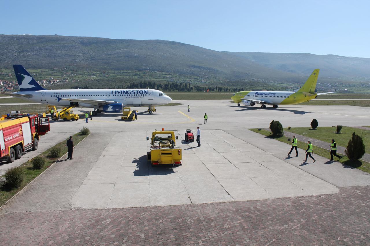 27.04.2012., Mostar - U mostarsku zracnu luku ukupno sletjelo 11 zrakoplova koji su dovezli 2200 putnika. Radi se uglavnom o gostima iz Italije koji su dosli na odmor u Medjugorje. Catania, Bari, Napulj, Pescara, Rim samo su neki od gradova iz kojih su zr