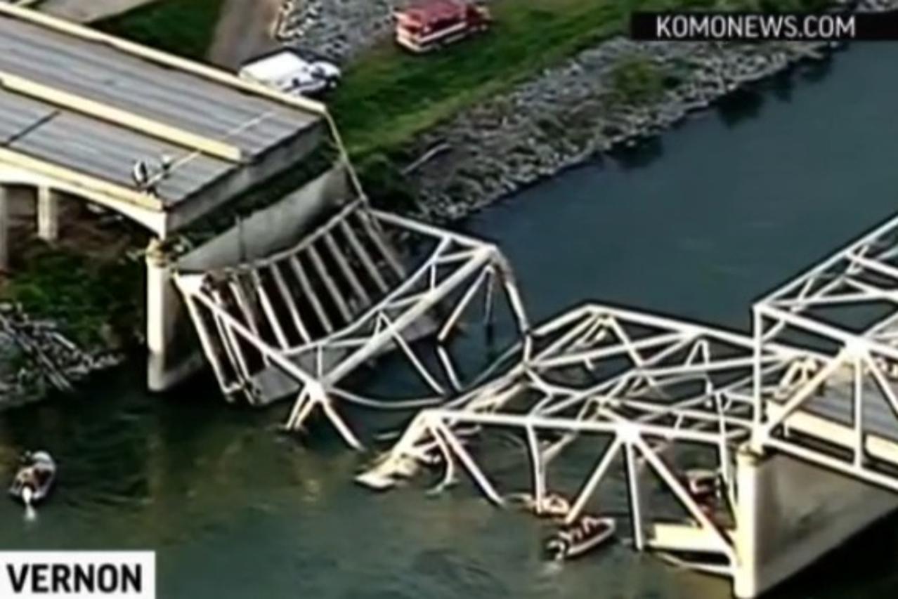 Srušio se most