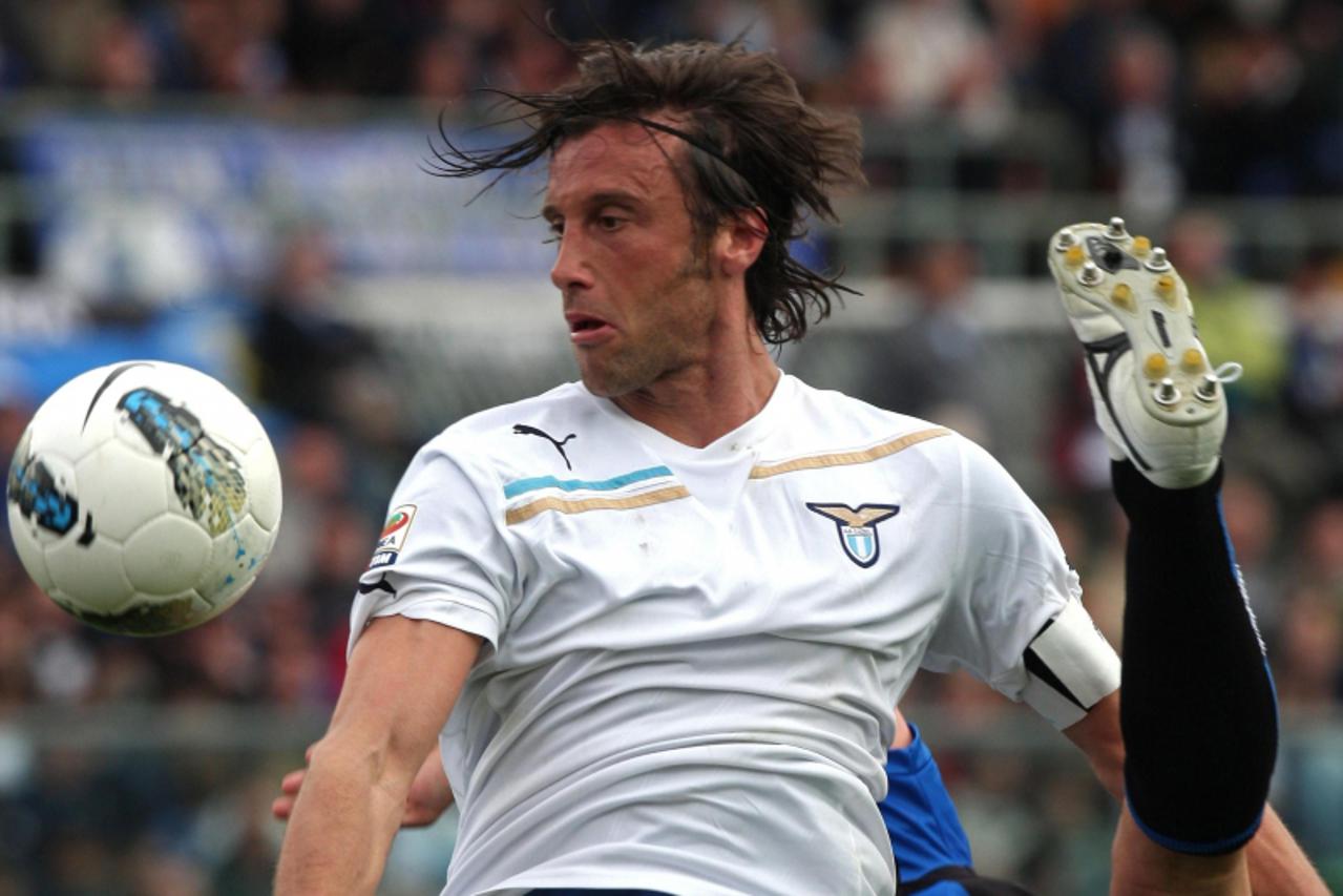 'epa03208324 Italian midfielder Stefano Mauri of SS Lazio in action during the Italian Serie A soccer match against Atalanta Calcio at 'Atleti Azzurri d'Italia' Stadium in Bergamo, 06 May 2012.  EP