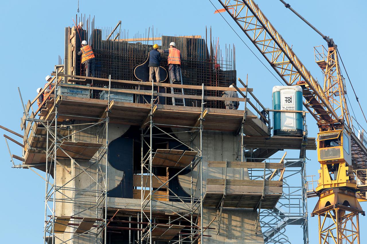 03.11.2014., Zagreb - Staru tezu da neobicni problemi dovode do neobicnih rjesenja odnadavno potvrduje i gradiliste ckrve Ivana XXIII u Dubravi. Uz vjerojatno spektakulran pogled iznutra na vrh zvonika u gradnji postavljen je kemijski wc. Pozicija wc-a ce