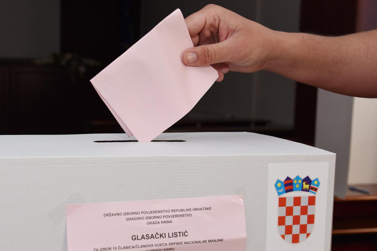31.05.2015., Knin - U Hrvatskoj su otvorena biralista na kojima se biraju clanovi vijeca i predstavnici nacionalnih manjina. U lokalnim jedinicama u kojima pripadnici manjina sudjeluju u ukupnom stanovnistvu s najmanje 1,5%, u opcinama i gradovima na cije