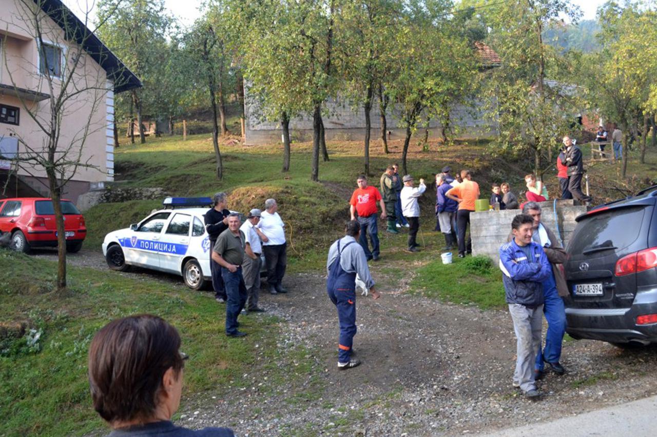 ЧЕЛИНАЦ (СРНА) - У селу Милошево,  Марко Марјановић убио је рано јутрос женку медвједа тешку око 150 килограма -  полиција на увиђају