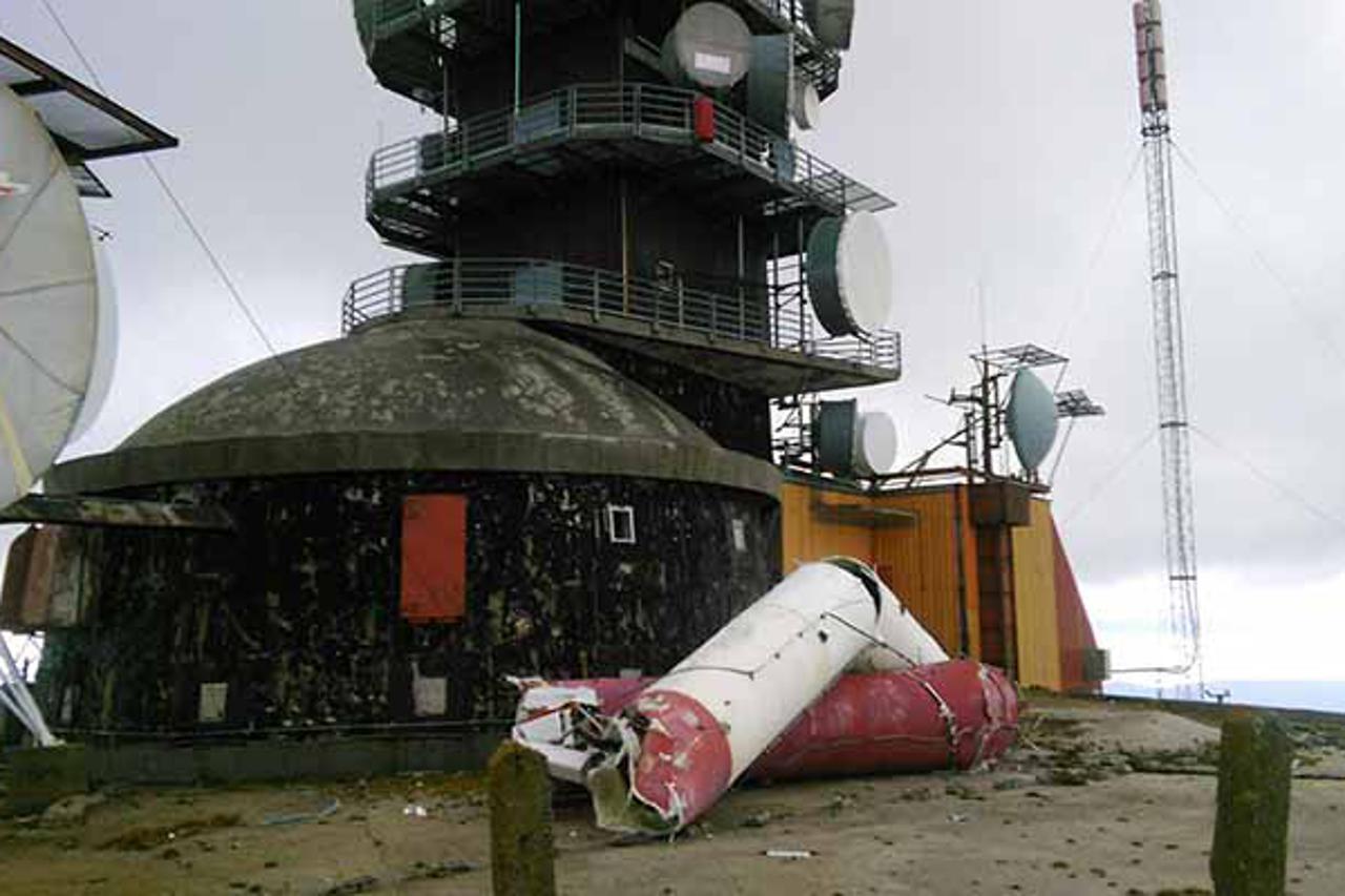 Srušen antenski stub