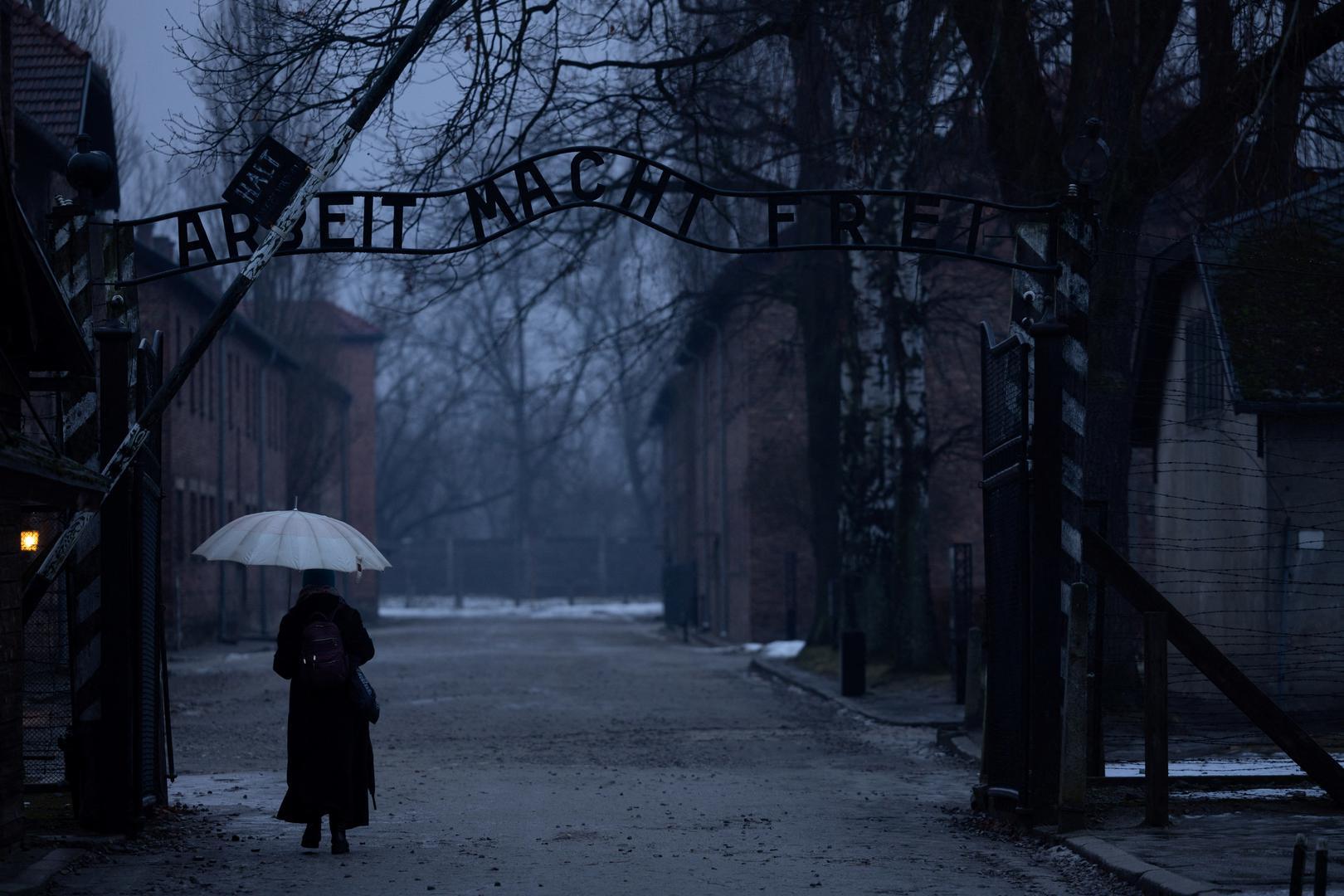 Zanimljivo je da se spominje i "Marš smrti" koji je uslijedio prije oslobođenja. Preživjeli su prisiljeni hodati prema zapadu dok su SS-ovci uništavali dokaze o svojim zločinima.

