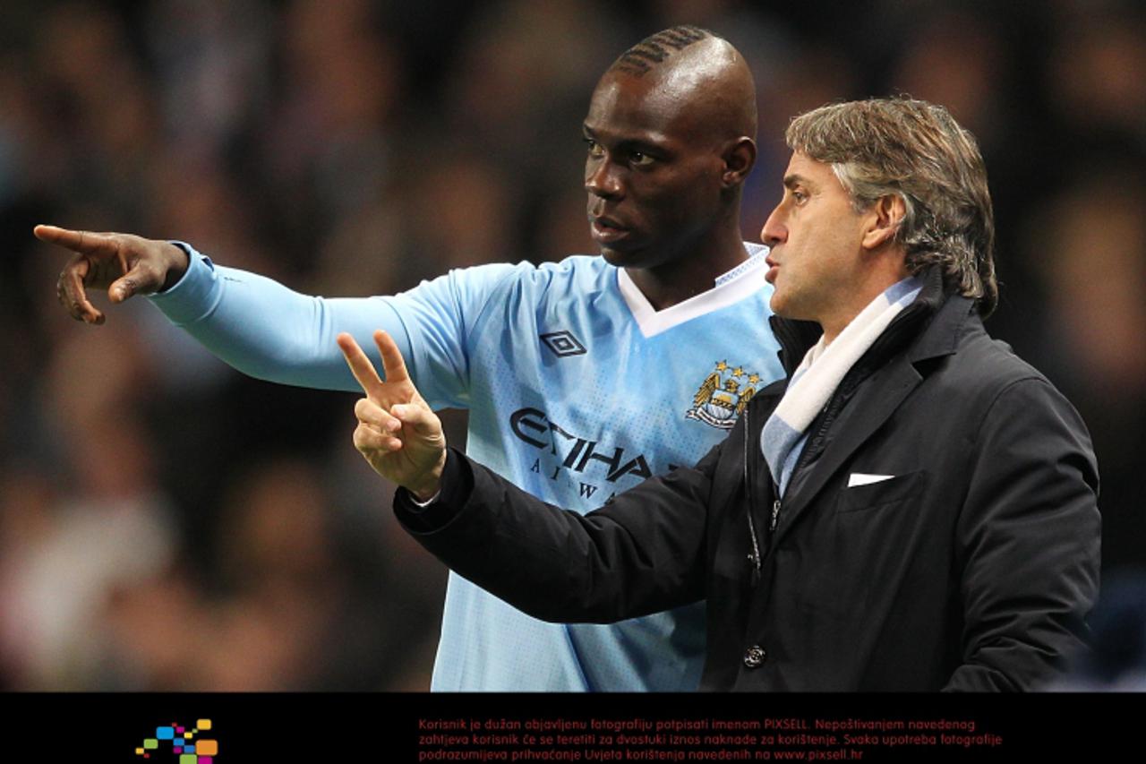 'Manchester City's Mario Balotelli (left) with manager Roberto Mancini (right) on the touchline. Photo: Press Association/Pixsell'