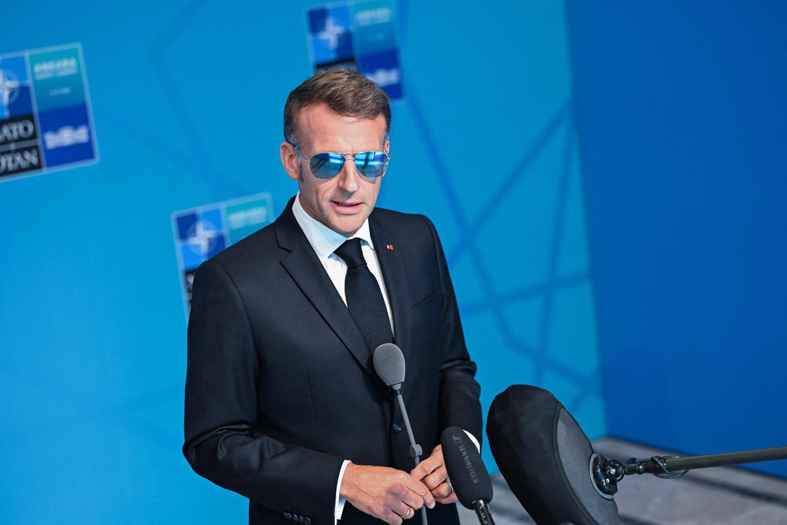 Prema ranijem objašnjenju francuskog predsjedništva, Macronove su oči bile nadražene i osjetljive na svjetlo, pa je tamne naočale nosio kako bi smanjio nelagodu tijekom javnih nastupa. Iz Elizejske palače naglasili su da se ne radi ni o bolesti ni o infekciji te da nije potrebno posebno liječenje.
