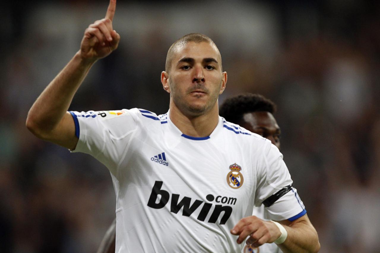 \'Real Madrid\'s Karim Benzema celebrates after scoring a goal against Getafe during their Spanish first division soccer match at Santiago Bernabeu stadium in Madrid May 10, 2011.  REUTERS/Sergio Pere
