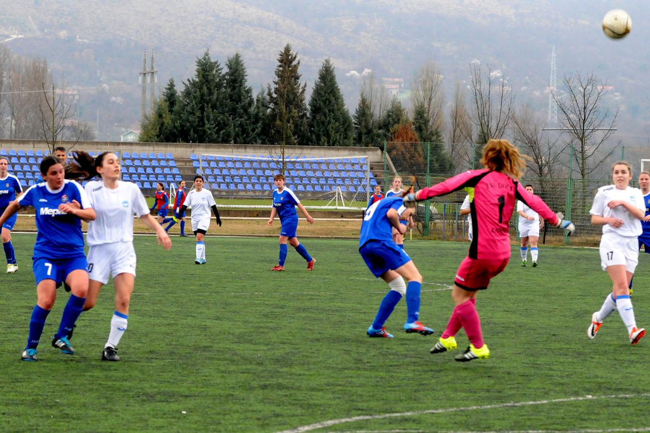 iroki Brijeg, 27.2.2016. Siroki Brijeg - Bagat Zadar 5:0 (2:0) Zadarska vratarka Nikolina Milicevic intervenira ispred Marijane Lasic Snimio: Miljenko Karacic