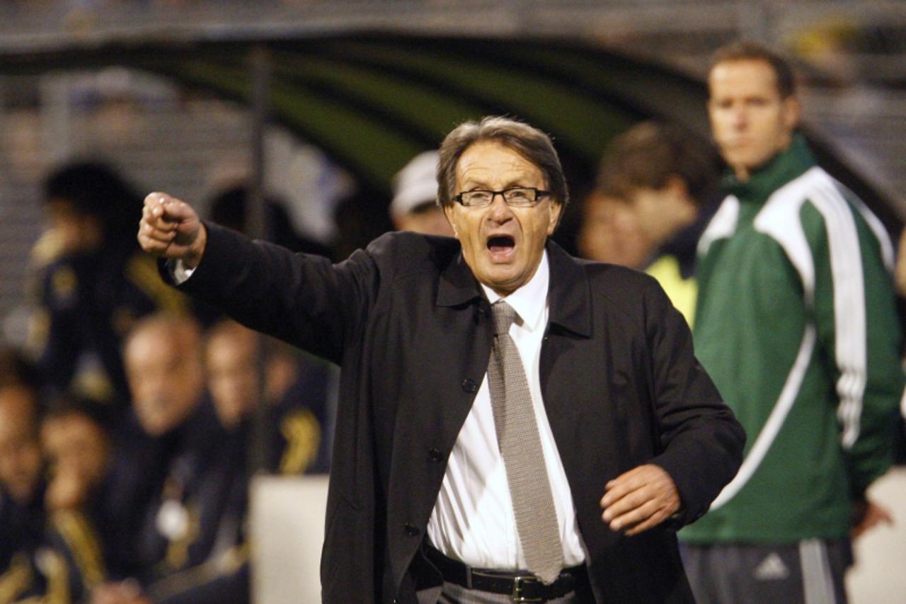'Bosnia\'s head coach Miroslav Blazevic reacts during his team\'s World Cup 2010 qualifier soccer match against Spain at Bilino Polje stadium in the town of Zenica,October 14, 2009. REUTERS/Oleg Popov