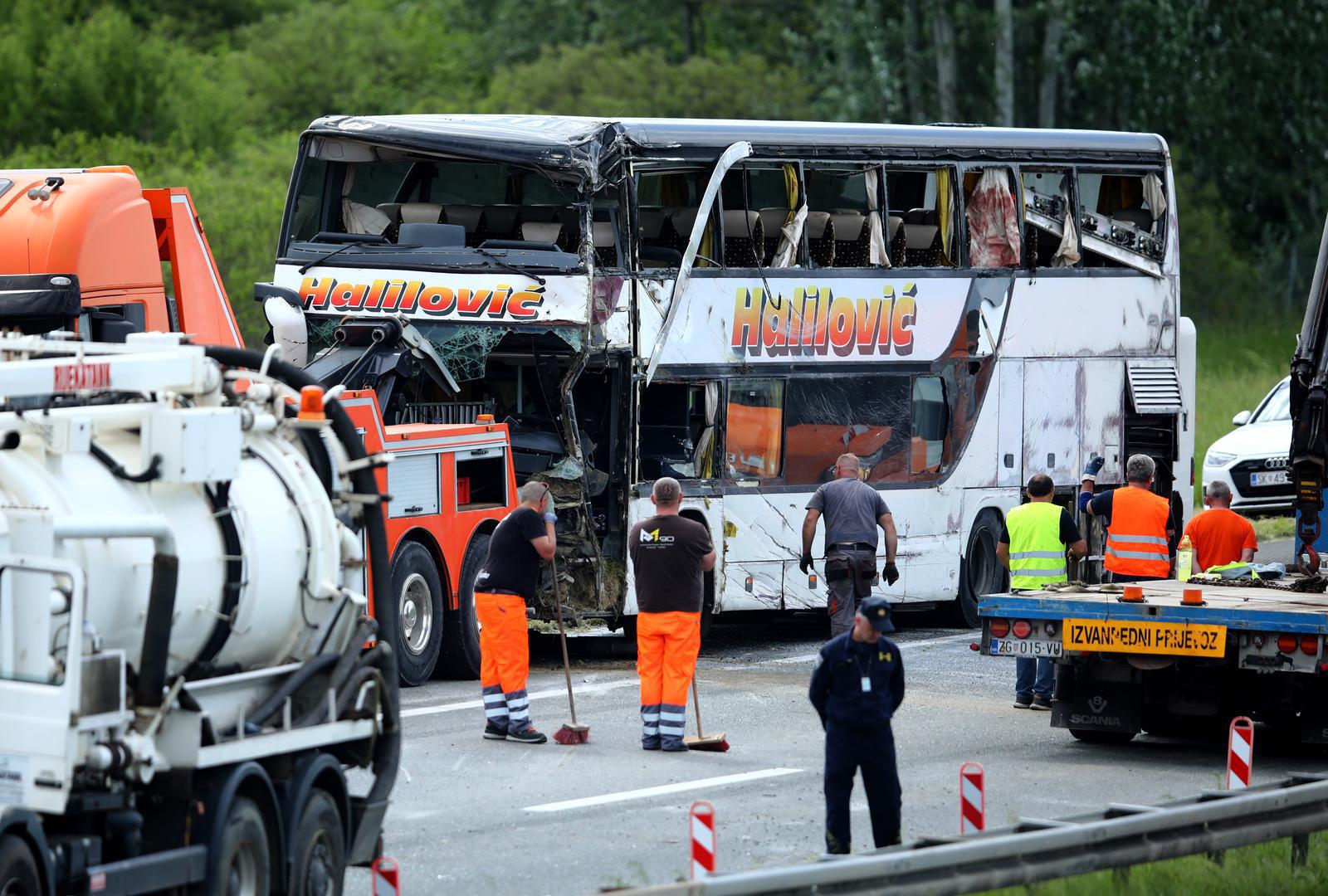 Dovršen je očevid, a slijedi daljnje kriminalističko istraživanje kako bi se utvrdile sve okolnosti nesreće.
