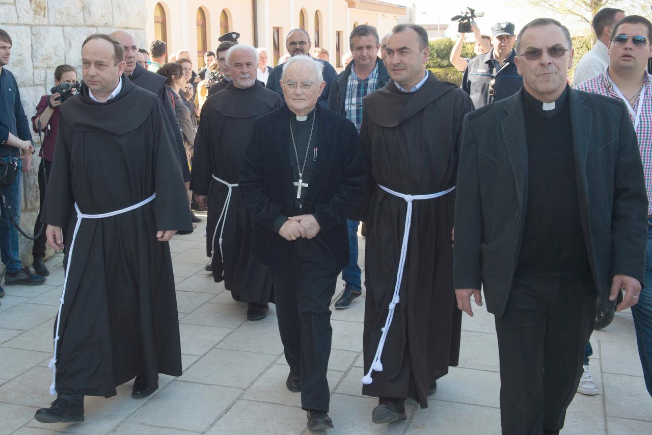 Posebni Papin izaslanik za Međugorje Henryk Hoser u pratnji provincijala fra mIljenka Šteke i medjugorskog župnika fra marinka Šakote izlazi iz crkve sv. Jakova u Međugorju. Međugorje,30.03.2017. Snimio:Marijan Sivrić 