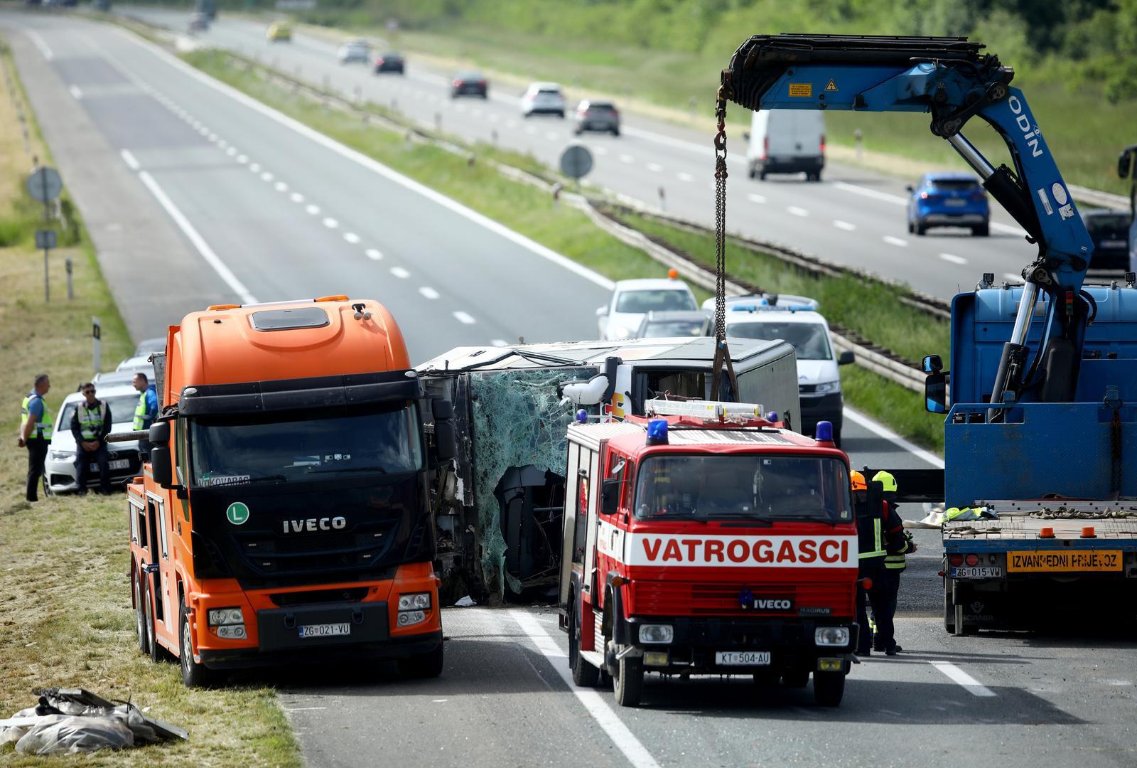 Iz policije kažu da je u nesreći sudjelovao autobus BIH registarskih oznaka te da je promet prekinut i odvija se obilazno po državnim, županijskim i lokalnim cestama
