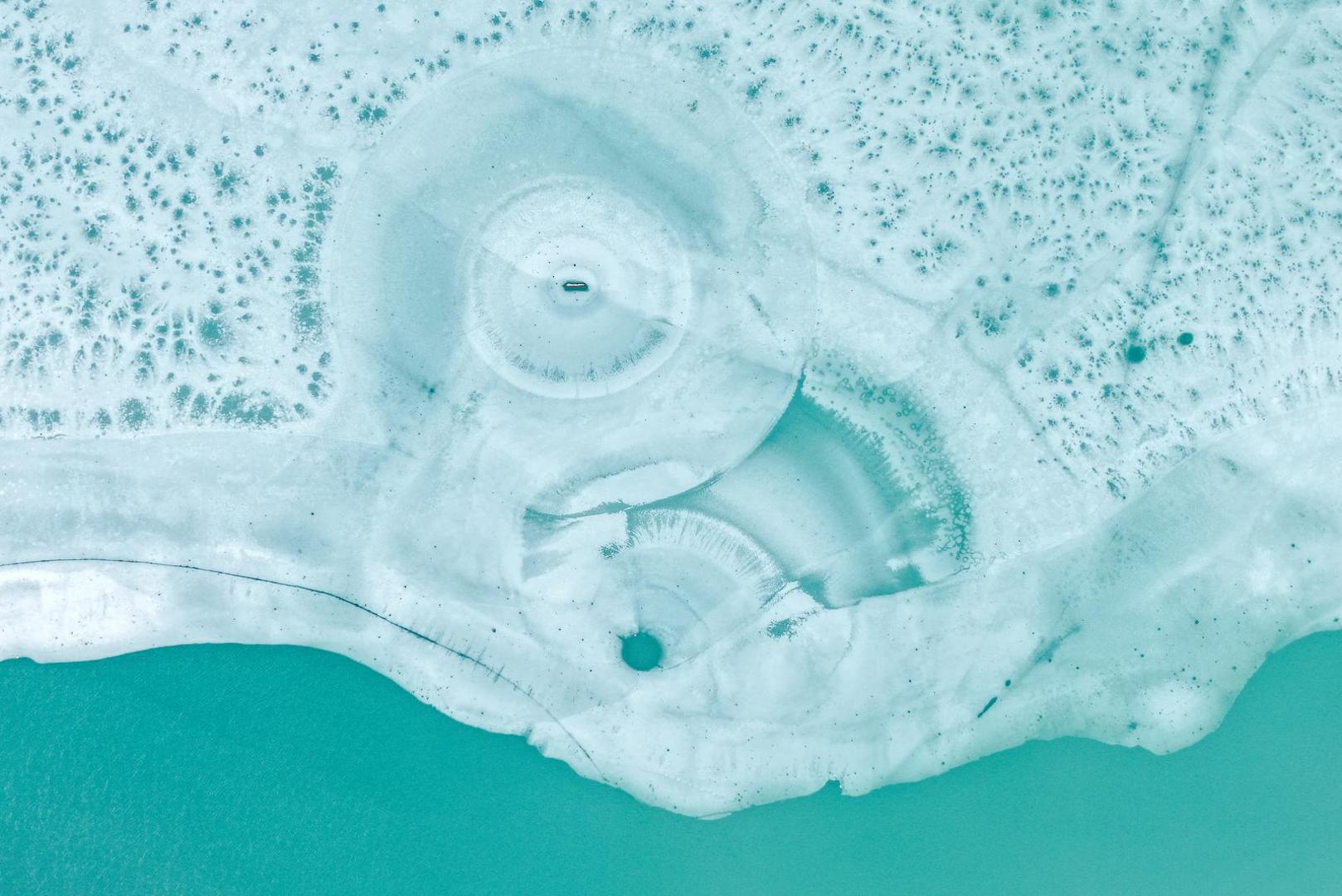 Voda u jezero dolazi iz obližnjih potoka i podzemnih voda. 
