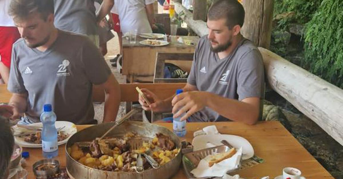 Zubac predahnuo uz domaće delicije, a djeci prenio košarkaške mudrosti