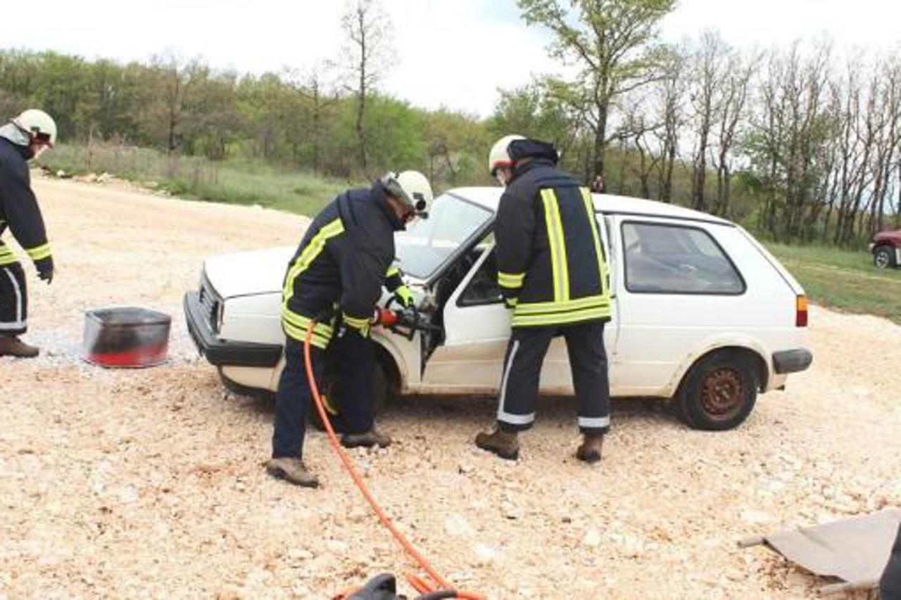 Vatrogasci iz zapaljenog vozila uspijeli spasiti vozača