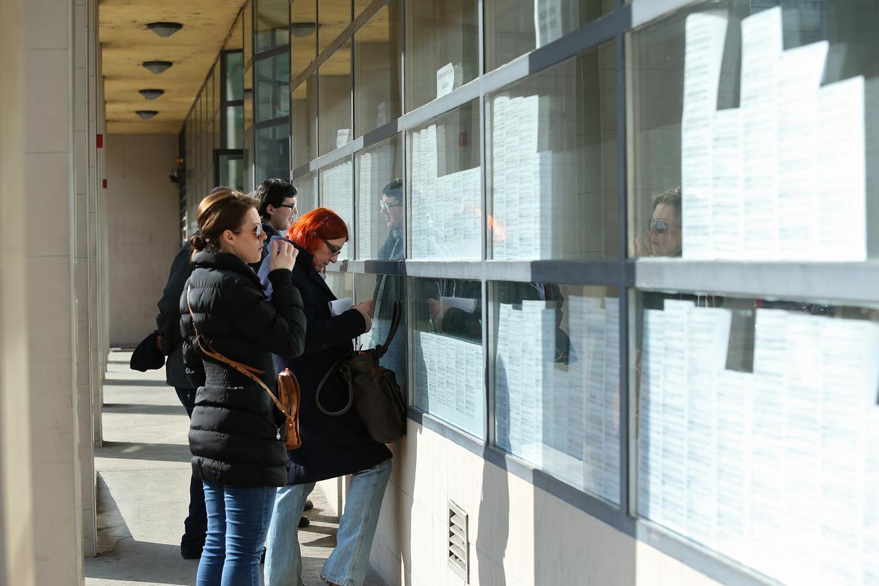 24.02.2014., Zagreb - Zvonimirova 15, Zagreb - Ispred Hrvatskog zavoda za zaposljavanje svakodnevo velika guzva, gradjani provjeravaju liste ne bi li nasli posao. U Hrvatskoj broj nezaposlenih svakodnevno je u porastu.  Photo: Sanjin Strukic/PIXSELL