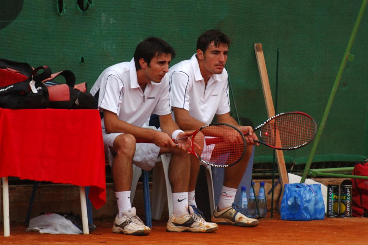 'sport/max...medjugorje...arhivske fotografije...tenis, ivan dodig...2007 s bratom miso igrao u paru foto: zoran grizelj vecernji list'