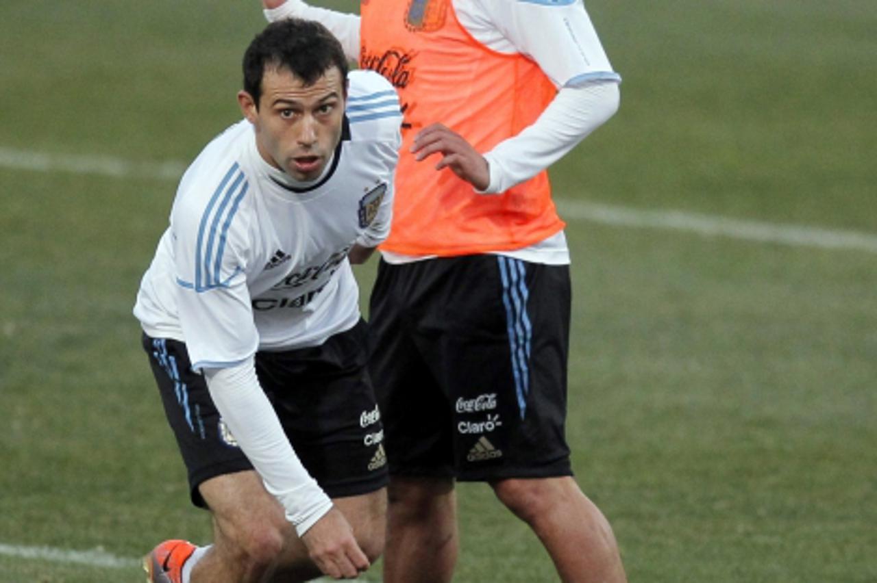 'Argentina\'s Javier Mascherano (L) eludes Carlos Tevez during a training soccer session in Pretoria, June 30, 2010. REUTERS/Enrique Marcarian(SOUTH AFRICA - Tags: SPORT SOCCER WORLD CUP)'