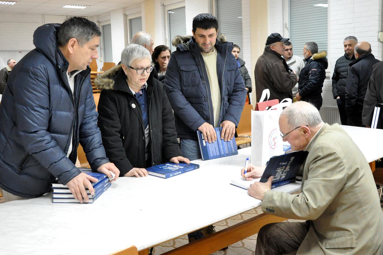 Zvonimir Čilić potpisuje se na knjigu Zdenka Čilića(prvi slijeva) oca poznatog tenisača Marina Čilića s kojim je naš novinar rodbinski vezan. Medjugorje,17.01.2017.Snimio:Marijan Sivrić