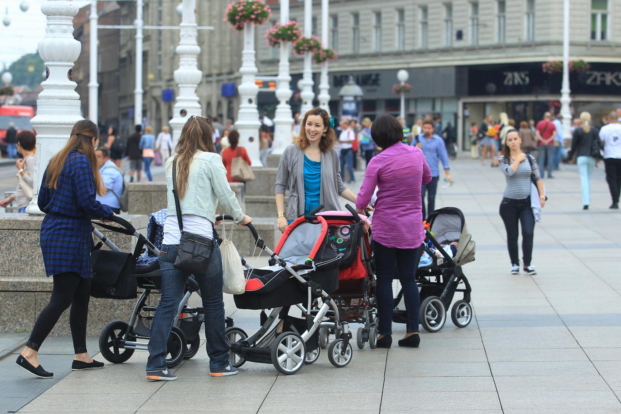 14.09.2015., Zagreb -  Mlade majke s djecjim kolicima na Trgu bana Jelacica. Photo: Zeljko Lukunic/PIXSELL