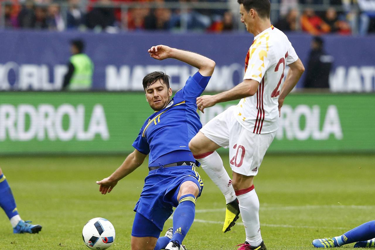 Football Soccer - Spain v Bosnia and Herzegovina - International Friendly - St. Gallen, Switzerland - 29/05/16. Spain's Aritz Aduriz and Bosnia and Herzegovina's Ervin Zukanovic in action REUTERS/Arnd Wiegmann