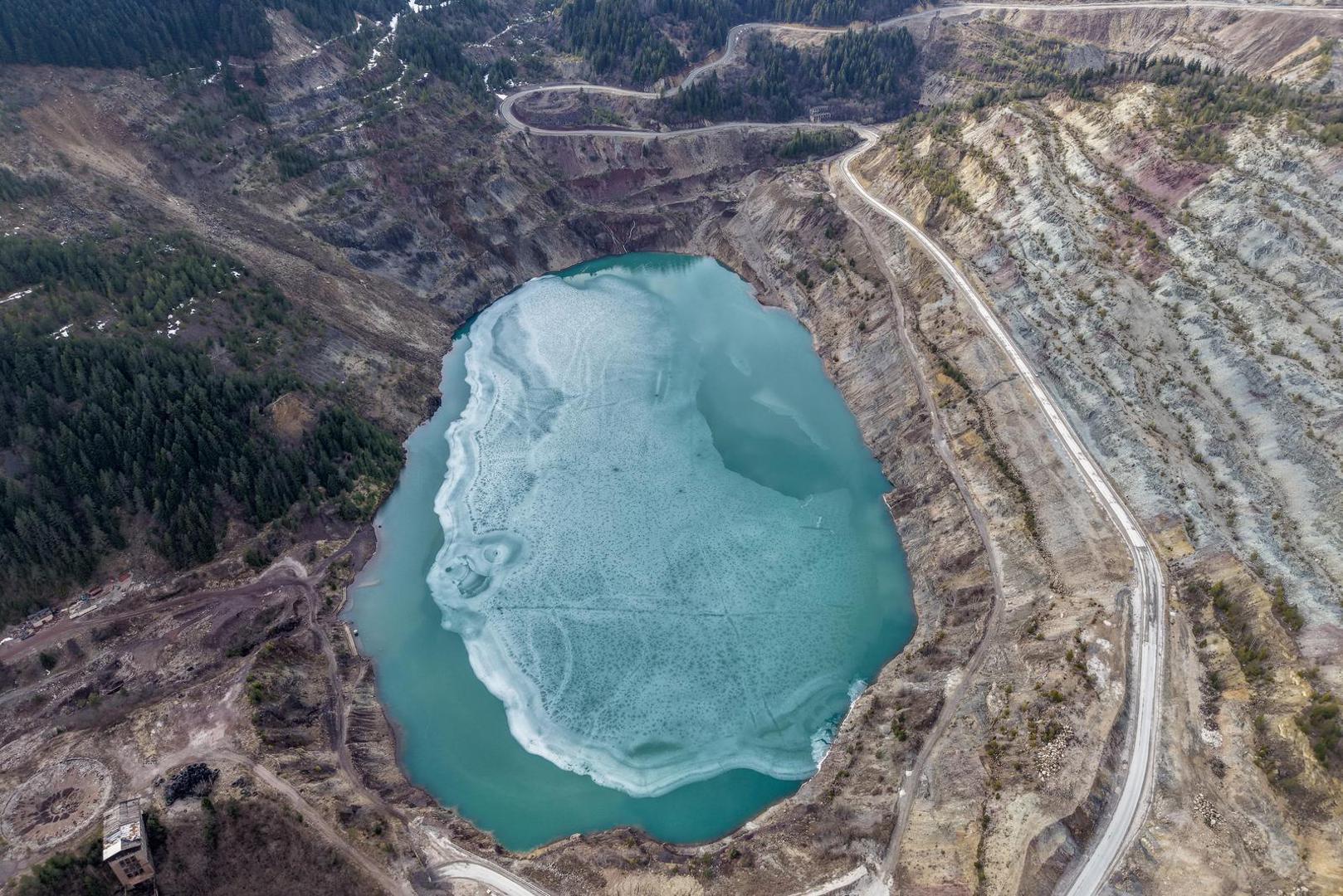 Duboko je 107 metara, dugačko 610 metara, a široko 320 metara. 
