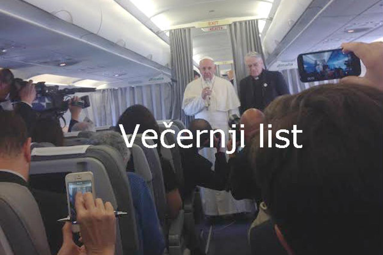 Papa Franjo u avionu 