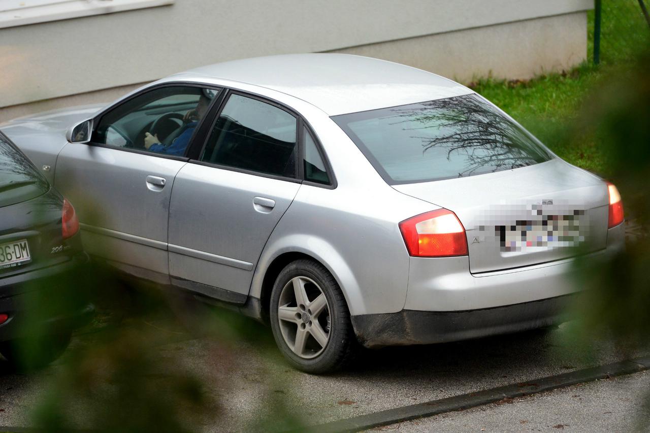 Dolazak ljudi automobilima u socijalnu kuhinju Dobrog Doma