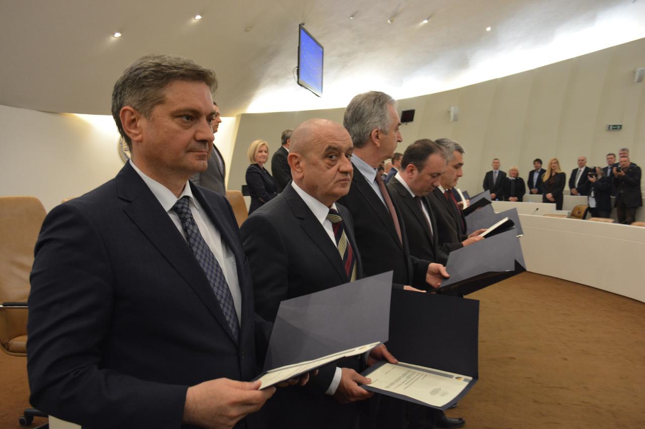 SARAJEVO, 31. marta (FENA) - Gotovo šest mjeseci nakon oktobarskih opcih izbora Predstavnicki dom Parlamentarne skupštine Bosne i Hercegovine potvrdio je na današnjoj sjednici imenovanje novog saziva Vijeca ministara BiH koje ce naredne cetiri godine pred