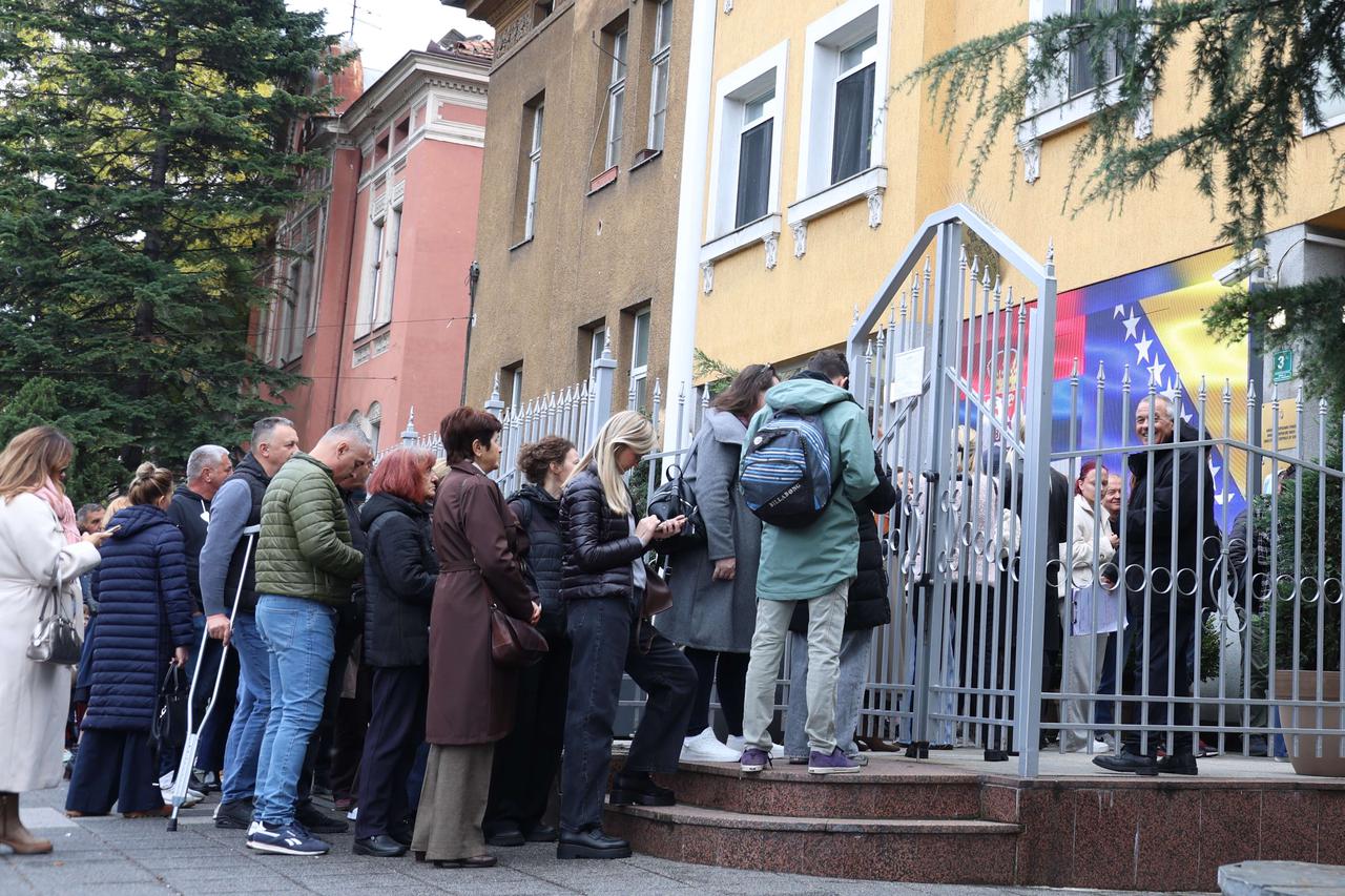 redovi ispred Veleposlanstva Srbije u Sarajevu