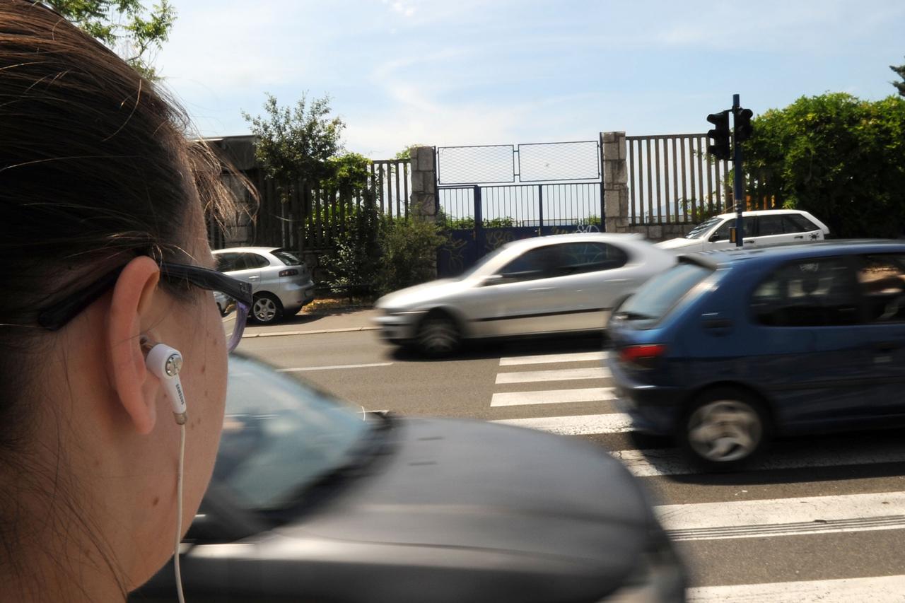 Rijeka, 27.06.2014,Ilustracija hodanje sa slu?alicama slu?anje glazbe snimio:Silvano Je?ina