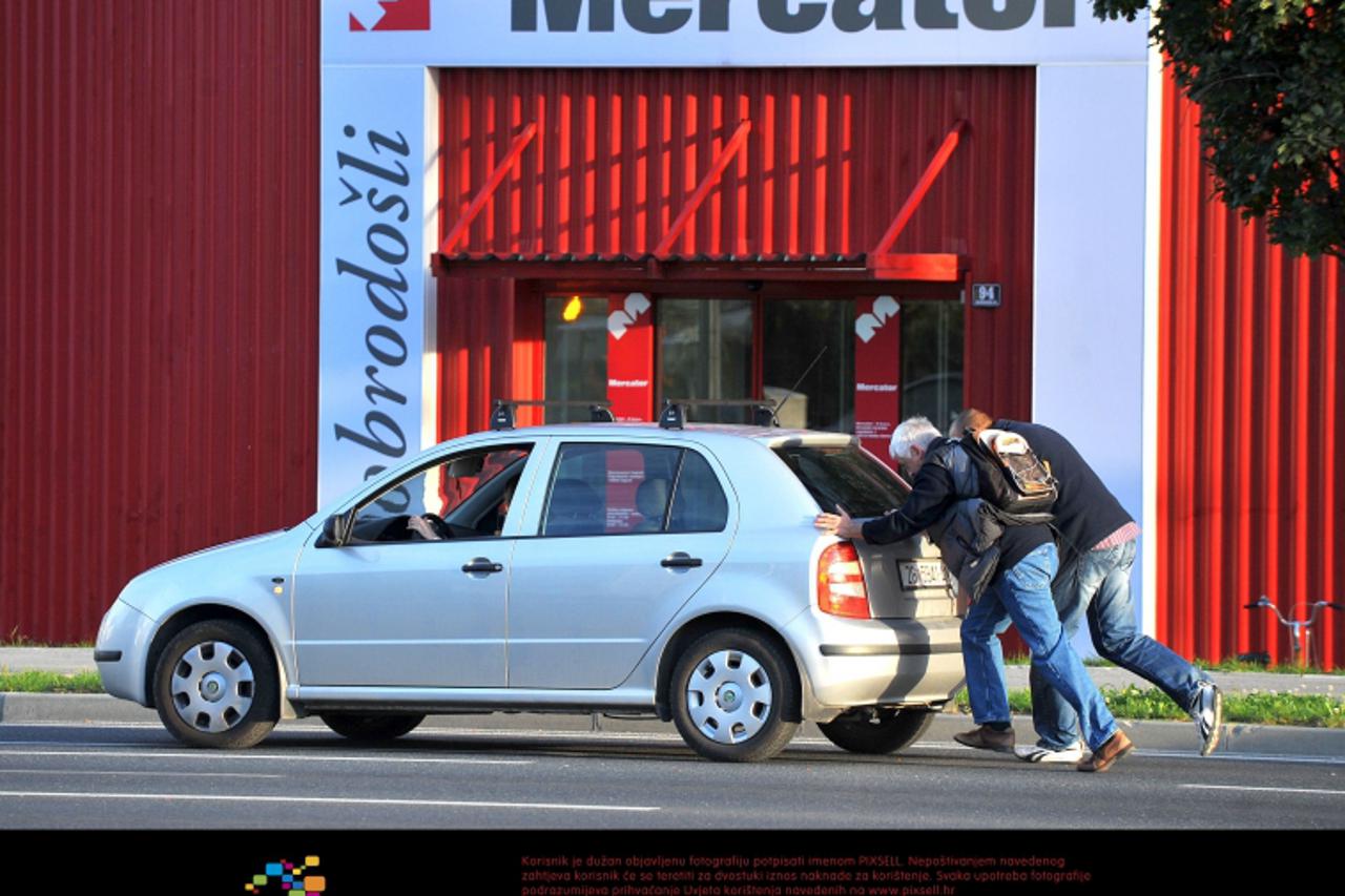 \'06.10.2008., Zagreb - Na zagrebackoj aveniji ispred trgovine Mercator dvojica mladica guraju auto koji se pokvario. Photo: Marko Lukunic/Vecernji list\'
