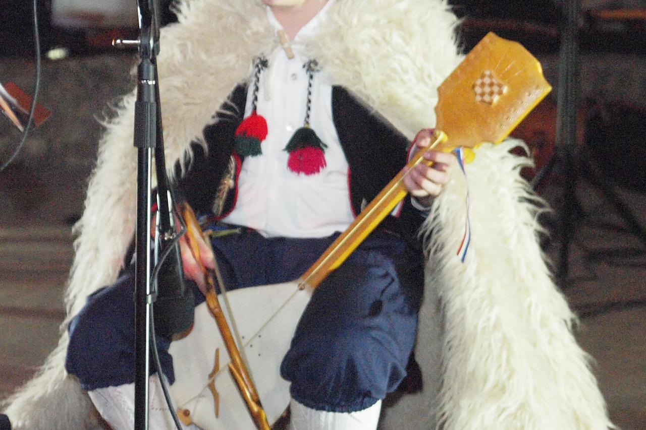 Guslar Ivan Vidić iz Dretelja. Medjugorje,15.12.2015.Snimio:Marijan Sivrić