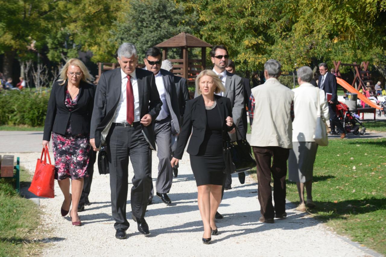 'bih...mostar...28.10.2013...sastanak dva hdz-a, vodstvo hdz bih doslo na sastanak u hdz 1990 kroz park zrinjevac foto: zoran grizelj vecernji list'
