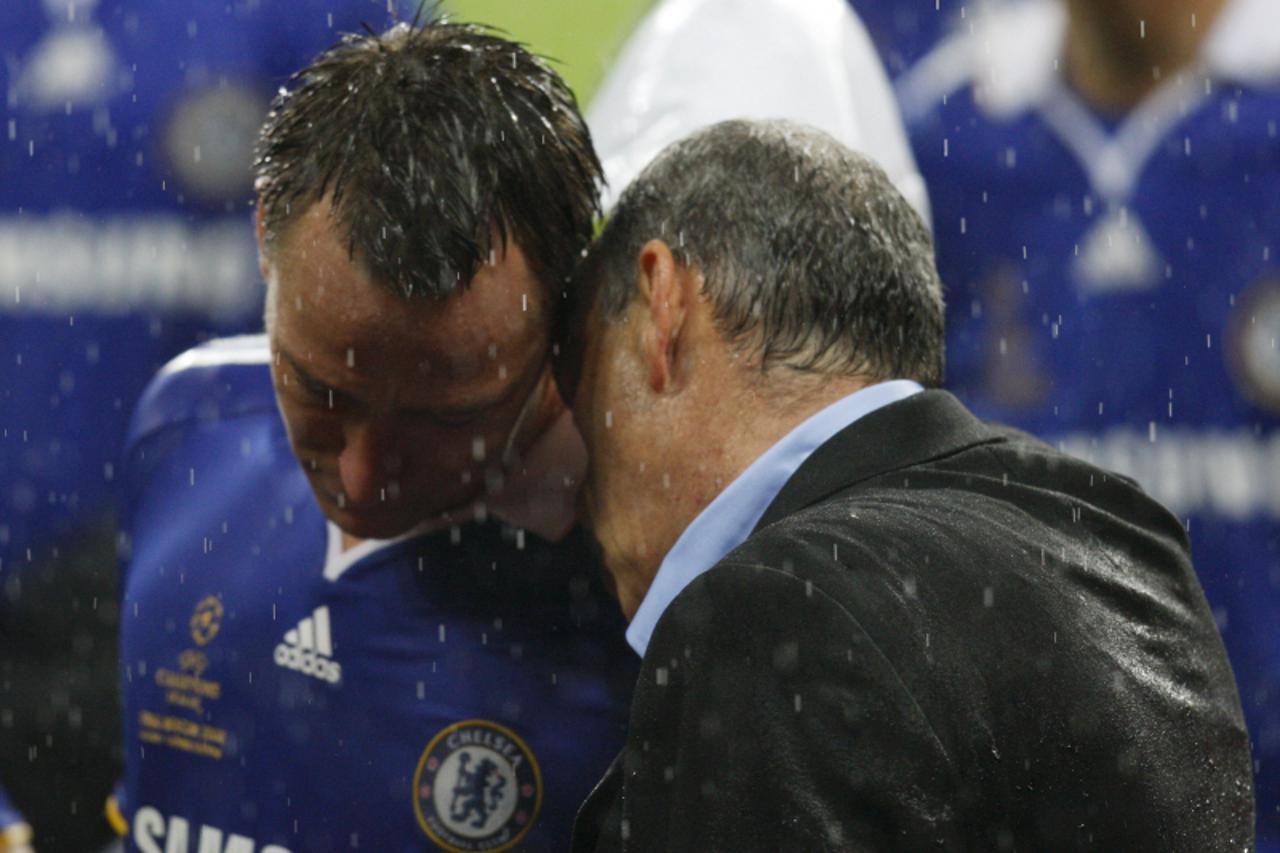 'Chelsea\'s English defender John Terry (L) commiserates with Chelsea manager Avram Grant after losing the final of the UEFA Champions League football match against Manchester United at the Luzhniki s