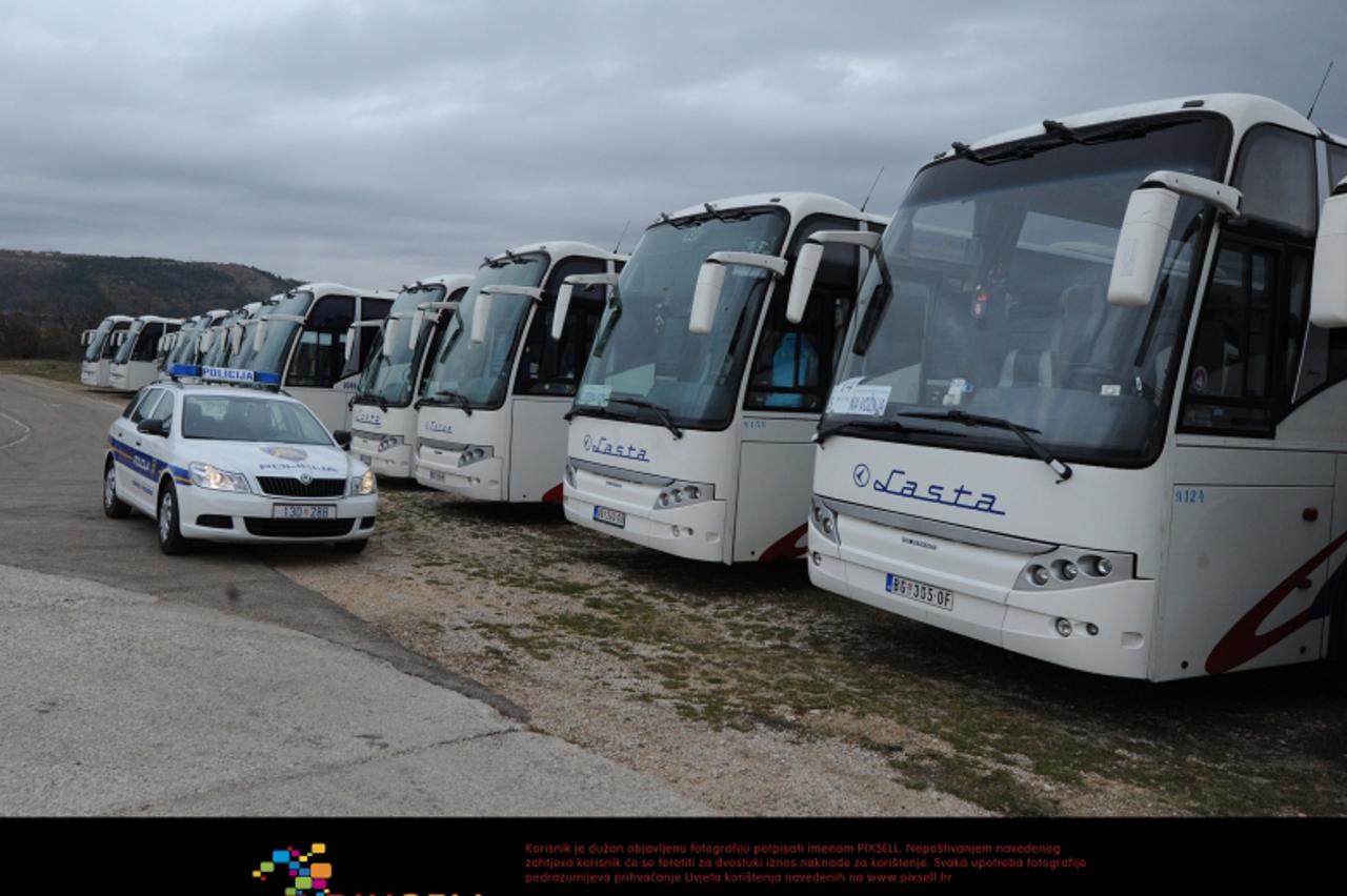 '04.12.2011., Knin - Srbi iz Bosne i Hercegovine i Srbije u velikom broju autobusima prstigli u Knin na glasovanje na parlamentarnim izborima za sedmi saziv Hrvatskoga sabora. Photo: Hrvoje Jelavic/PI