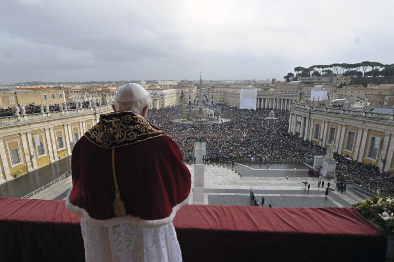 'Pope Benedict XVI delivers Urbi et Orbi (to the city and the world) Christmas Day message from the central balcony of Saint Peter\'s Square at the Vatican December 25, 2010. REUTERS/Osservatore Roman