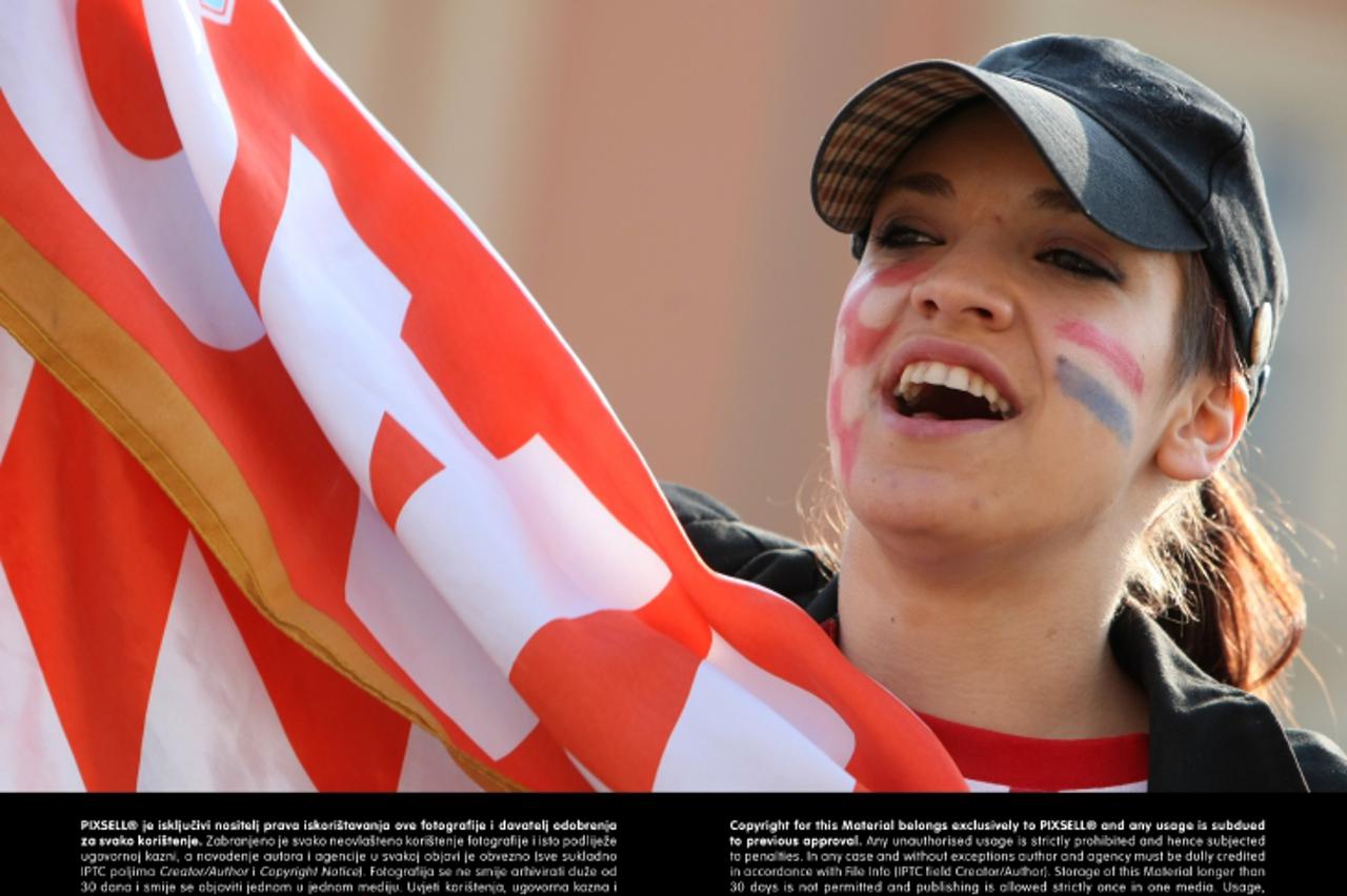 '22.03.2013., Zagreb - Lijepe navijacice pristizu na Trg bana Jelacica kako bi dale svoj doprinos u bodrenju hrvatske nogometne reprezentacije. Photo: Petar Glebov/PIXSELL'