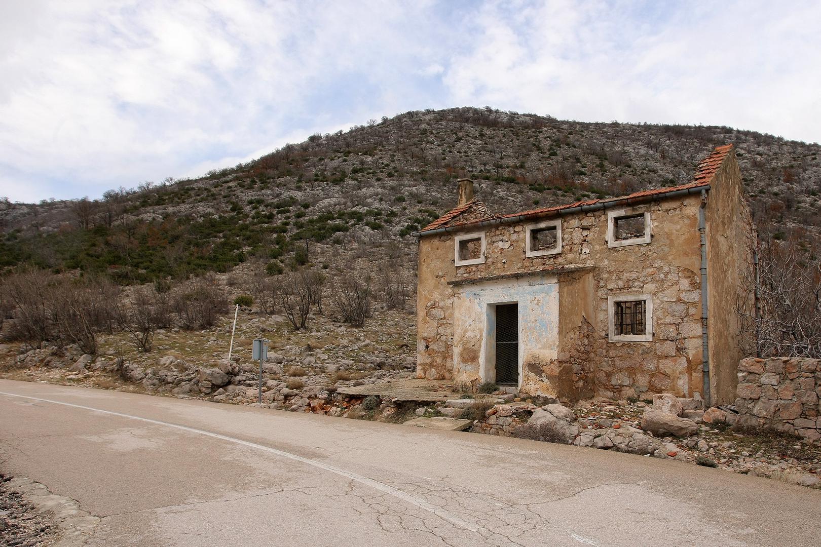 Postojale su inicijative, poput one razvojne agencije Zadarske županije ZADRA NOVA, da se lokacija obnovi i pretvori u memorijalni ili interpretacijski centar koji bi pričao priču o Modrićevim počecima i povijesti toga kraja. Međutim, ti planovi do sada nisu dobili odobrenje obitelji Modrić. Njegova intimna želja da osobno otkupi kuću sugerira da za to mjesto ima puno osobnije planove, možda kao tiho utočište i spomen na djeda Luku, čovjeka koji je bio njegov prvi heroj i čije ime s ponosom nosi.