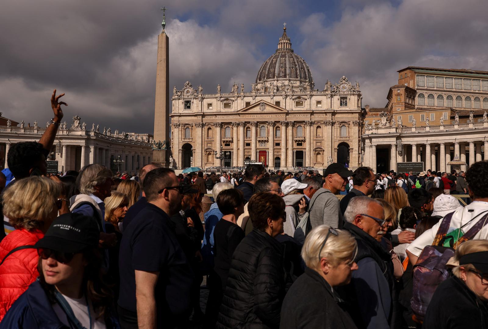Lijes će biti zatvoren večeras u 20 sati. Novinar Večernjeg lista Dario Topić izvijestio je iz Vatikana da je  već 150 tisuća ljudi došlo papi odati počast. Red je dugačak nekoliko stotina metara. Dodao je kako trg može okupiti 250 tisuća ljudi. Angažirano je 400 čistača, komunalnih radnika, 150 vozila. Više od 2500 medicinskog osoblja.