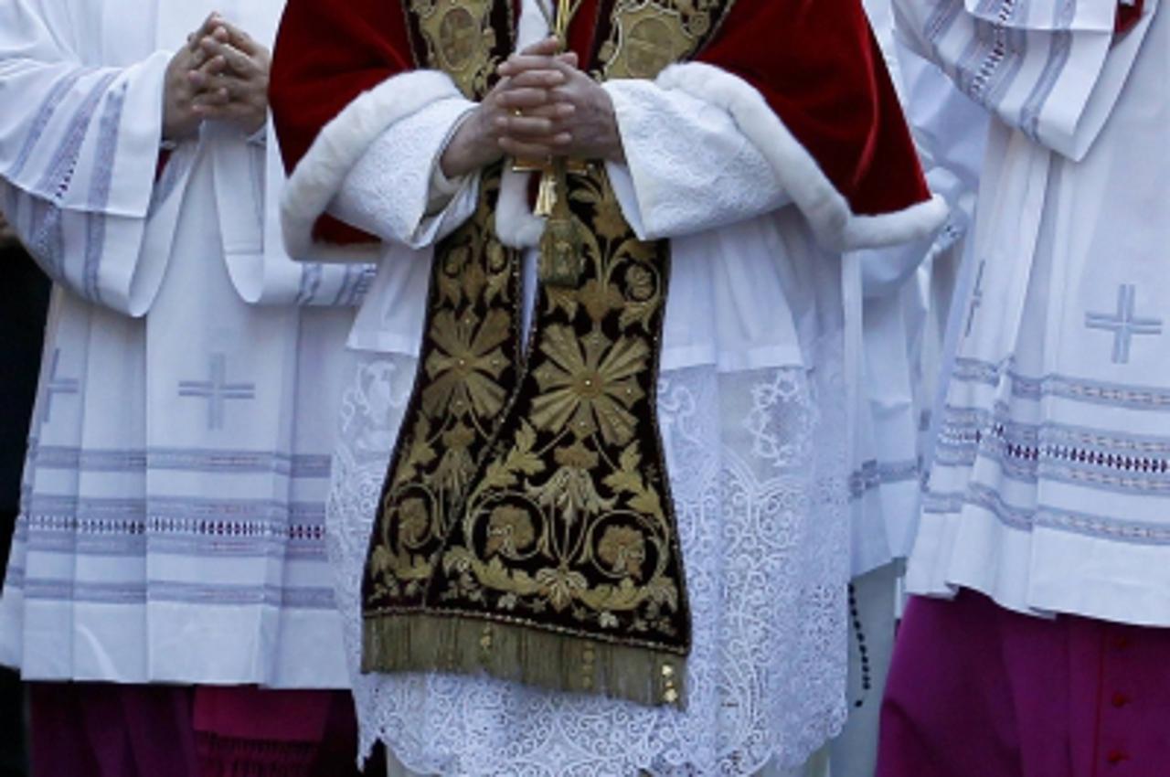 'Pope Benedict XVI arrives in procession to celebrate Ash Wednesday mass at the Basilic of Santa Sabina in Rome March 9, 2011. REUTERS/Giampiero Sposito (ITALY - Tags: RELIGION)'