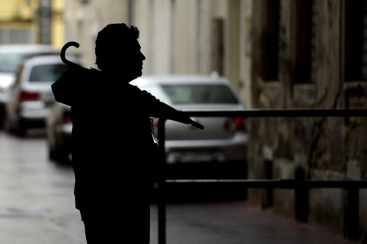 24.09.2015., Zagreb - Pad temperature  i lagana kisa natjerali gradjane da oblace jakne i nose kisobrane.  Photo: Marko Lukunic/PIXSELL