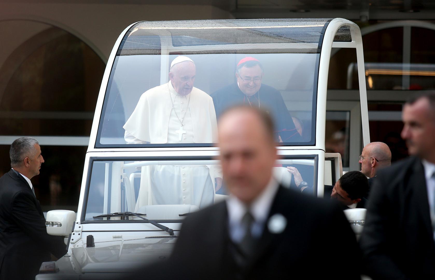 Portal Klix piše pak kako je papa Franjo bio oličenje skromnosti i velike hrabrosti. "Papa Franjo će se pamtiti najviše kao jedan od najliberalnijih papa u povijesti Svete Stolice. Period njegovog liderstva Katoličke Crkve može se opisati kao progresivan, te kao kolektivni korak naprijed u kontekstu prava za mnoge marginalizirane skupine", ističe ovaj portal te kao podsjetnik na skromnost pokojnog Pape navodi njegovu želju da bude pokopan u običnom drvenom lijesu.
