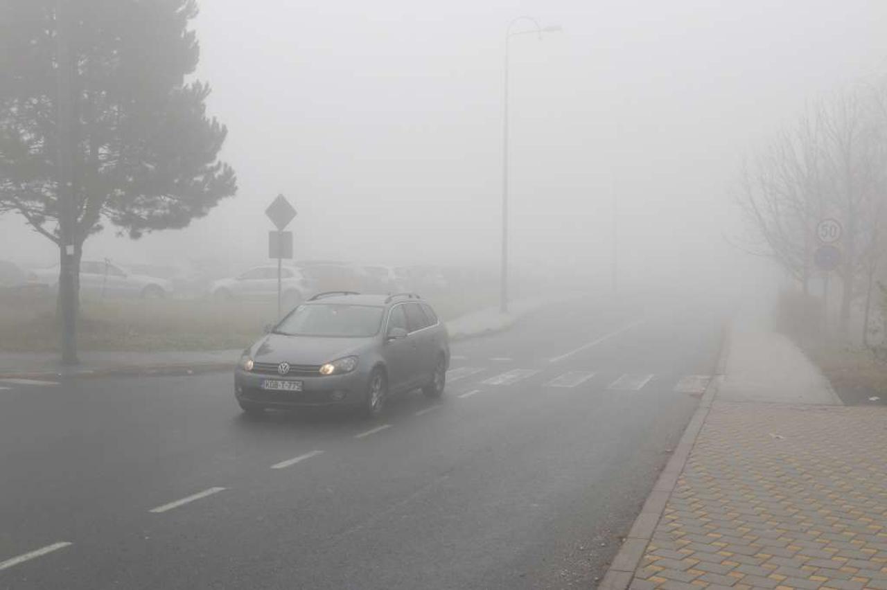 auto magla kiša jesen zima
