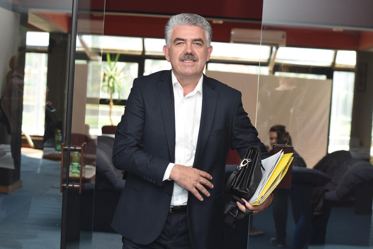 03.06.2015., Sarajevo, BiH - Na konferenciji za novinare odrzanoj u dvorani Zetra predstavljene su visokosigurnosne akreditacije koje ce se koristiti prilikom posjeta Svetoga Oca Sarajevu. Govorili su predstavnik za sigurnost Irfan Nefic, predsjednik Feda