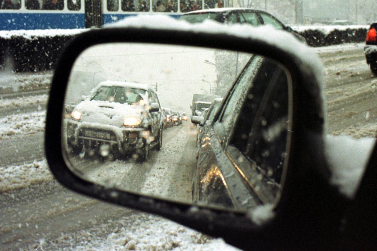 'gradska..zgb...04.02.2003. snijeg u gradu usporio promet foto: zeljko lukunic'