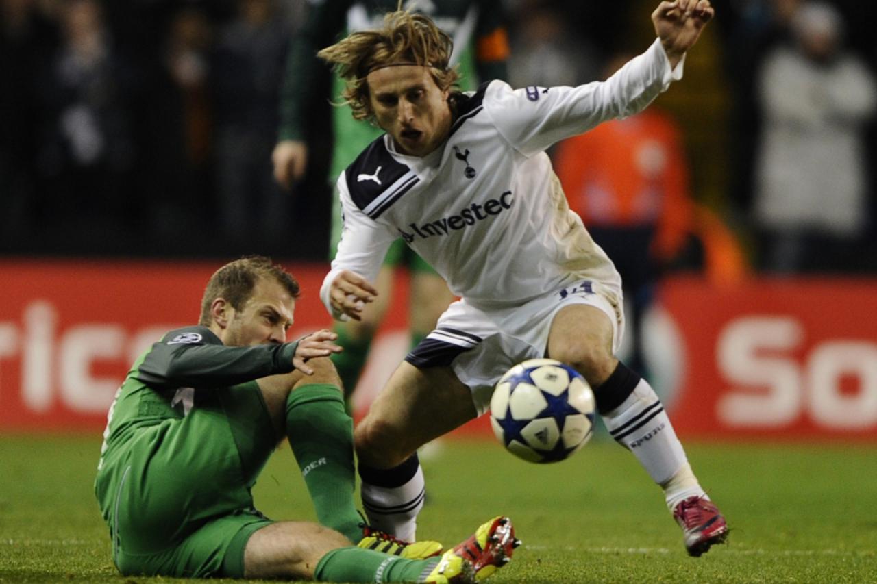 \'Tottenham Hotspur\'s Luka Modric (R) is challenged by Werder Bremen\'s Daniel Jensen during their Champions League soccer match at White Hart Lane in London November 24, 2010.   REUTERS/Dylan Martin