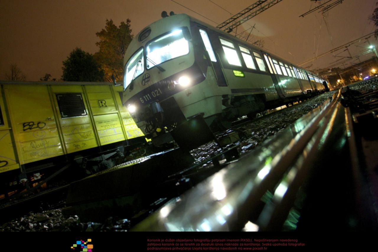 '25.10.2010. Zapadni kolodvor, Zagreb - Na pruznom prijelazu s Jukiceve na Magazinsku na zenu koja je prelazila preko pruge naletio je vlak. Stradala zena je prebacena u bolnicu. Photo: Boris Scitar/P